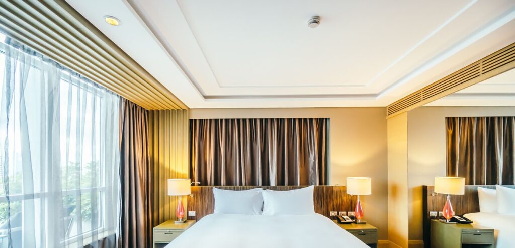 Натяжные потолки в спальне